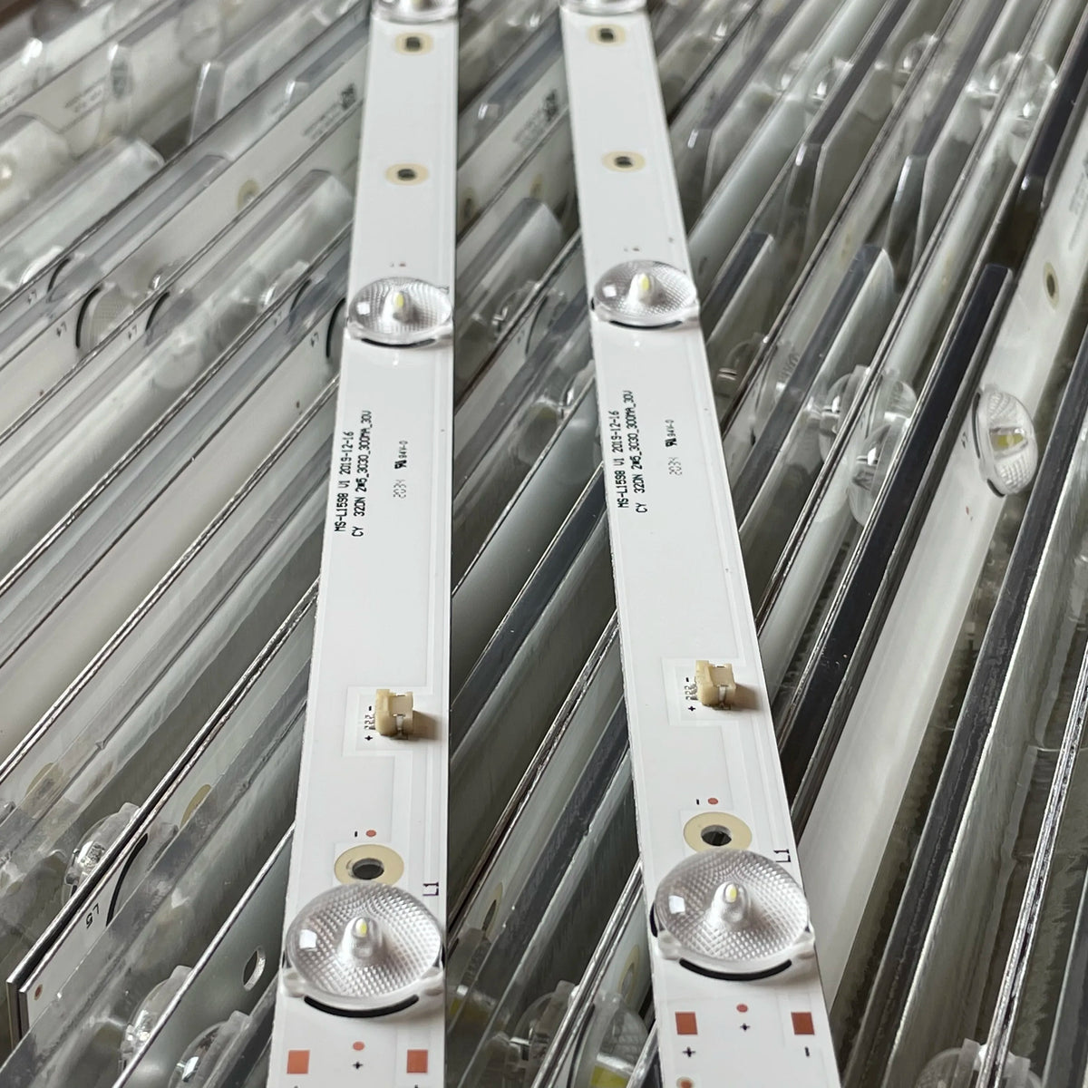10pcs LED Backlight For 32L310U20 32HTS11 2300-EP0BNM LED32DN6T20958 PT320AT011D00 CY 32DN 2*5_3030_300MA_30V MS-L1598 V1